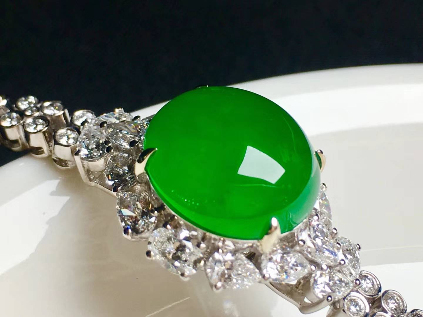 翡翠原石糯冰图片欣赏
                什么是“色辣”？“辣绿”？色辣的翡翠到底值不值钱？
   第1张