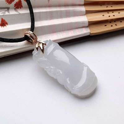 云南旅游买翡翠事件白色糯种翡翠挂坠的价格怎么样？我这里有些建议给您！   第1张