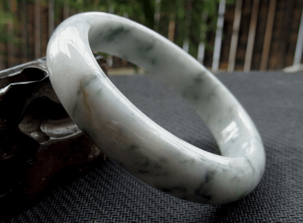 识别翡翠的方法最适合知性女人的灰白色翡翠手镯，你了解多少？   第2张