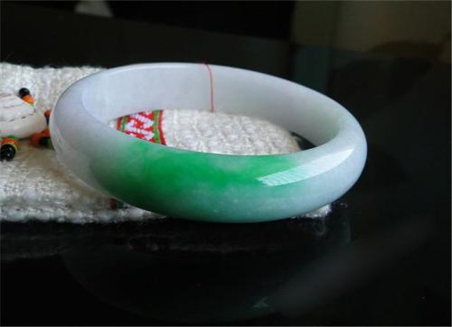 A级翡翠手镯价格什么是白底青翡翠？本文为你答疑解惑！   第2张