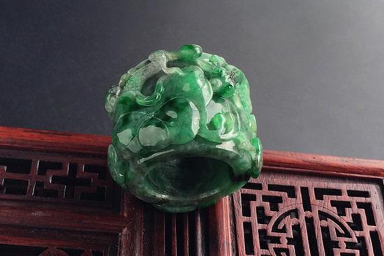 翡翠手镯识主人清朝翡翠扳指的背后还有这样的故事啊？为何非得这样戴呢？   第1张