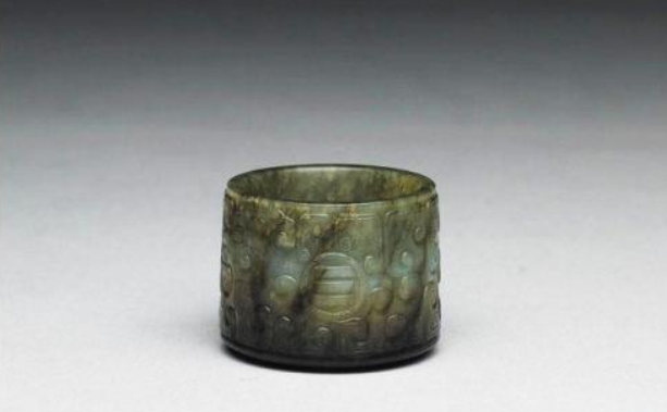 翡翠手镯识主人清朝翡翠扳指的背后还有这样的故事啊？为何非得这样戴呢？   第2张