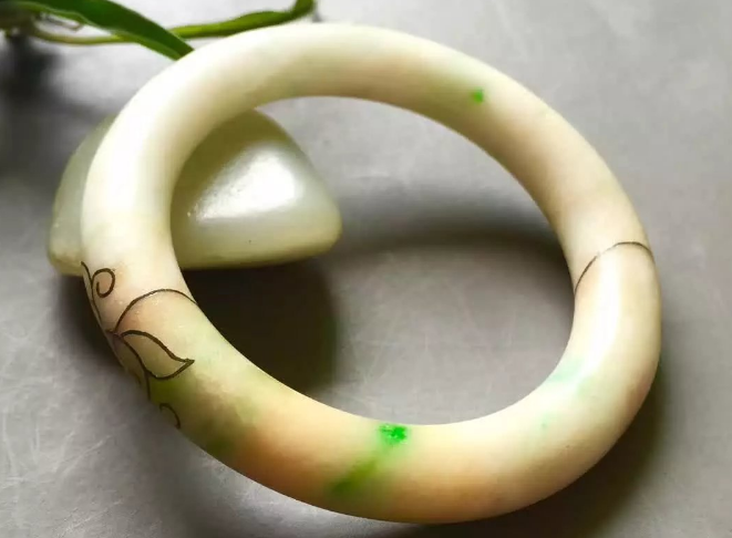 翡翠手镯带紫黄翡翠手镯是怎么来的，又是如何发展的呢？   第2张