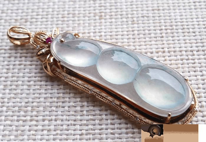 翡翠原石资料大全翡翠福豆是啥？怎样选择翡翠福豆？翡翠冰种翡翠福豆的价钱如何？   第2张