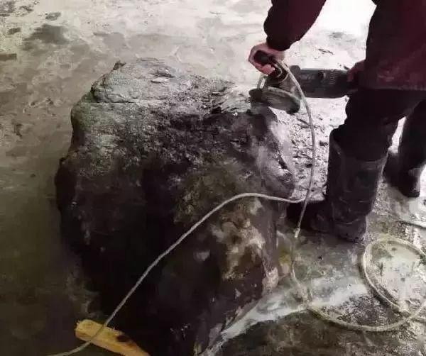 
                一块100公斤的翡翠原石雕成马蜂窝，不要大惊小怪，请看到最后！
   第1张