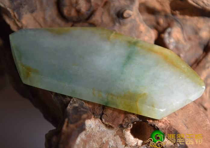 缅甸翡翠手镯精品图片翡翠中这么一种假翡翠叫广片翡翠，这是怎么回事？   第2张