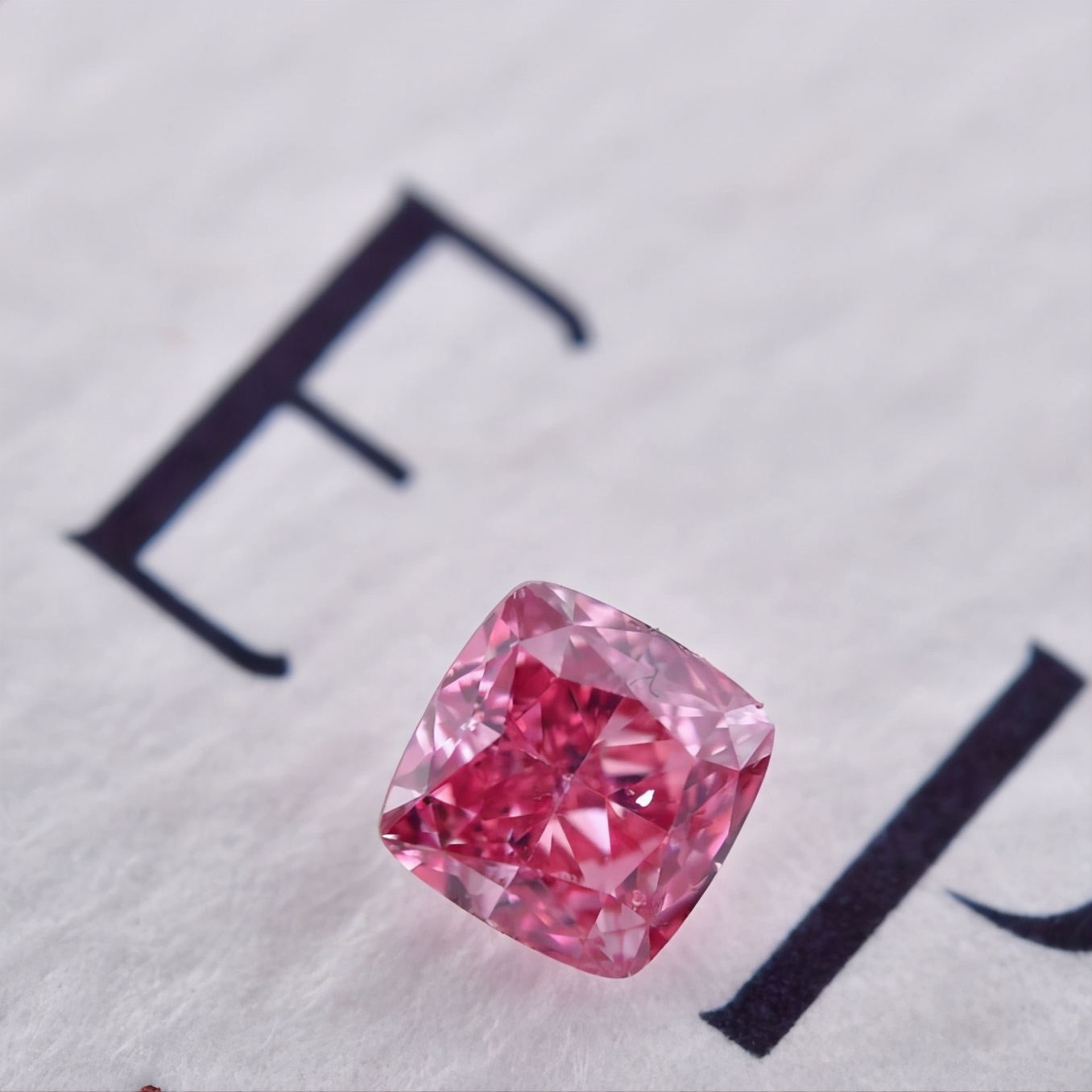 钻石可不是无色的价高，彩钻的价格颠覆你的认知，色彩斑斓真稀有  第4张