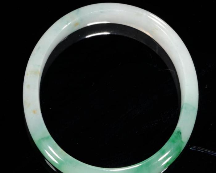 翡翠贵妃镯的由来你知道吗？我们又该如何去挑选呢？  第4张