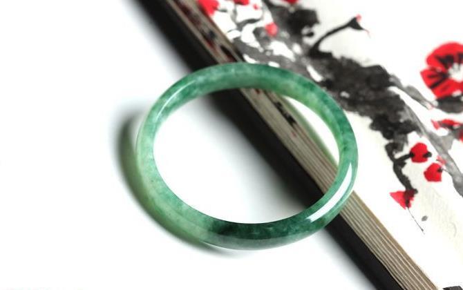 翡翠贵妃镯的由来你知道吗？我们又该如何去挑选呢？  第3张