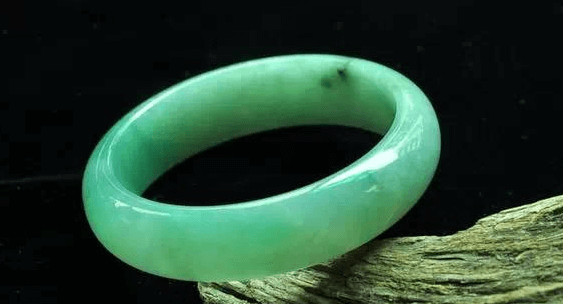 糯种翡翠手镯贵吗想要购买一款翡翠手镯吗？我来告诉你，豆青手镯价格多少！   第1张