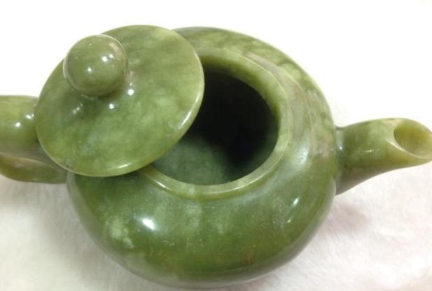 蛇纹石玉与翡翠的颜色相似，仿冒翡翠中常常出现   第2张