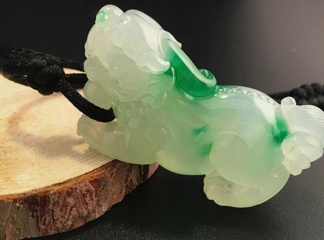 黄阳绿翡翠手镯翡翠文化的形成与发展，有关翡翠的历史你知道多少？   第1张