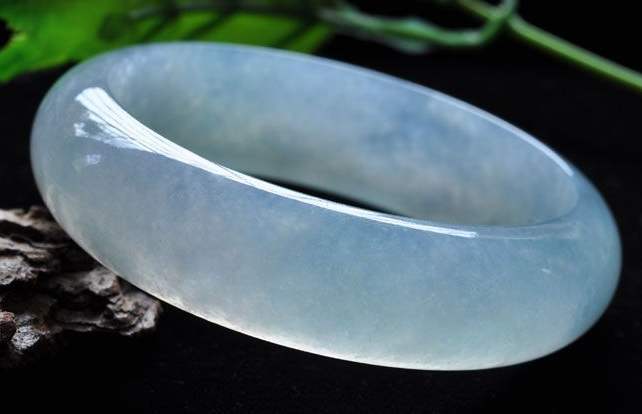 花型翡翠吊坠手链你们觉得老坑冰种无色翡翠值钱吗？行家带你一一了解！   第3张