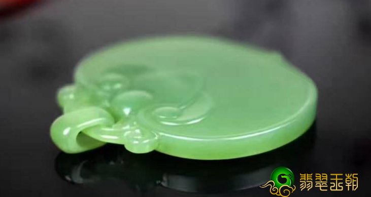 翡翠玉白菜吊坠价格翡翠怎么会有着高尚的历史时间影响力？除开文化的特点之外也有本人要素   第2张