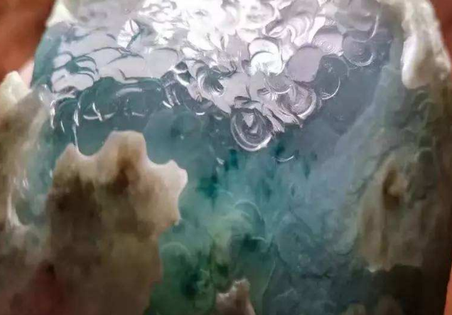 翡翠飘花玉镯值多少钱鉴别翡翠原石不单单看种水色，均匀度在翡翠原石中也很重要   第2张