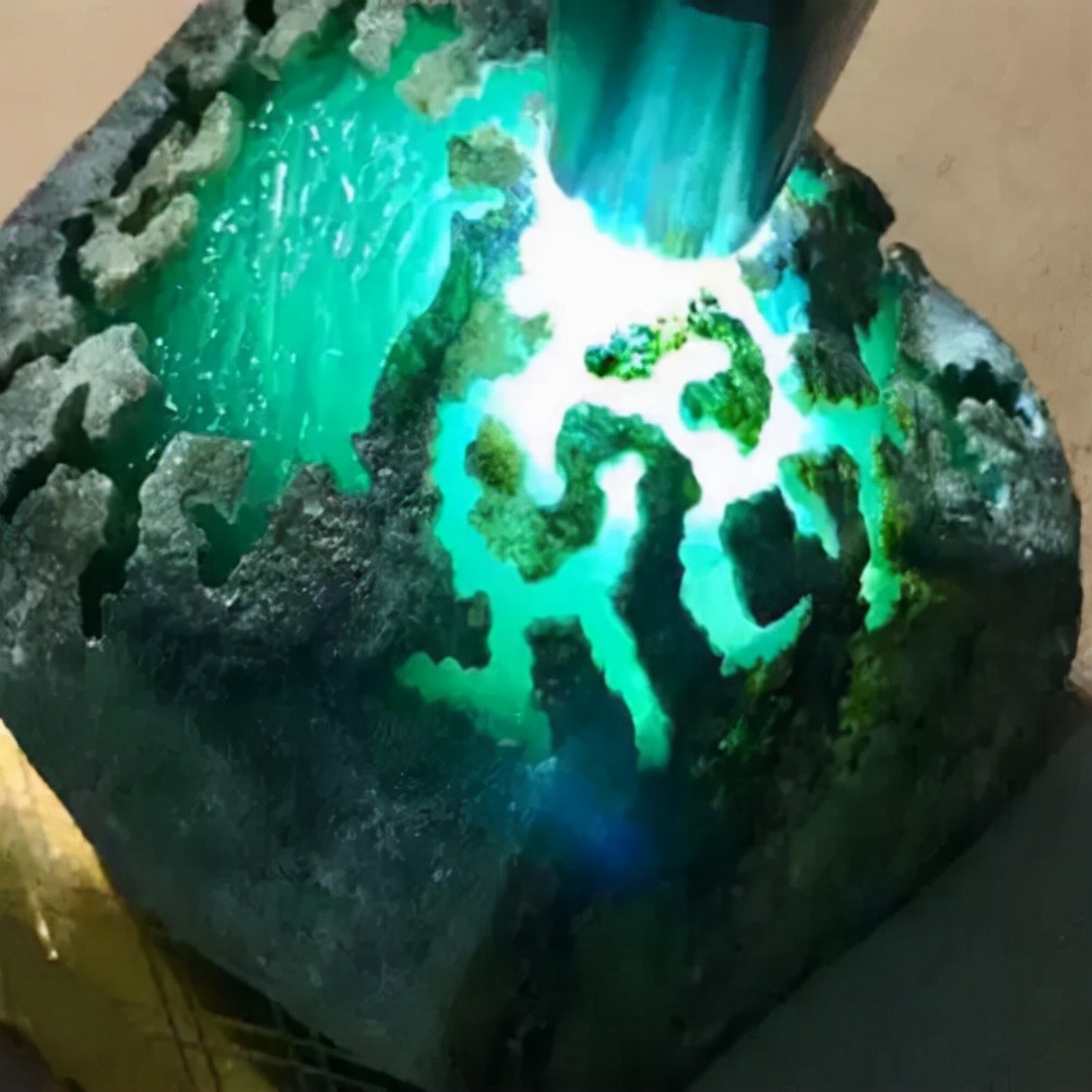 翡翠原石毛料价格一直走高怎么来赌？  第3张