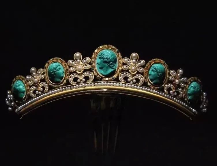 材质普通且硬度不高，可是，这样的宝石如何逆袭成为大牌经典的？  第3张