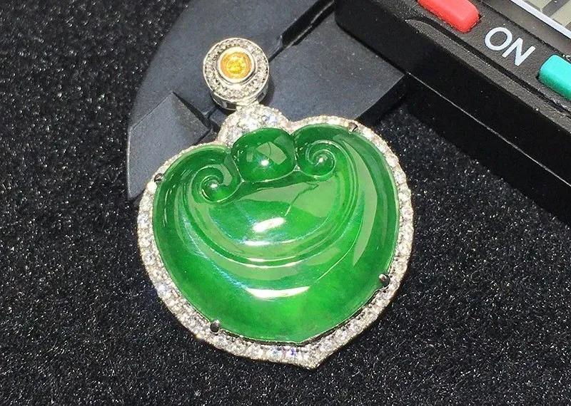 翡翠有瑕疵能买吗 ？看完就有答案！  第2张