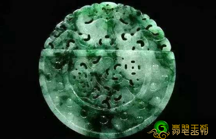 假翡翠手镯制作过程仿古式纹是啥？在翡翠手工雕刻中的仿古式纹有哪些实际意义？   第1张