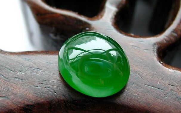 翡翠的颜值很高,同样它的品质也有区别,要从多方面区分  第4张
