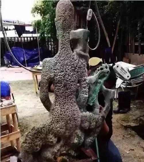 
                一块100公斤的翡翠原石雕成马蜂窝，不要大惊小怪，请看到最后！
   第9张