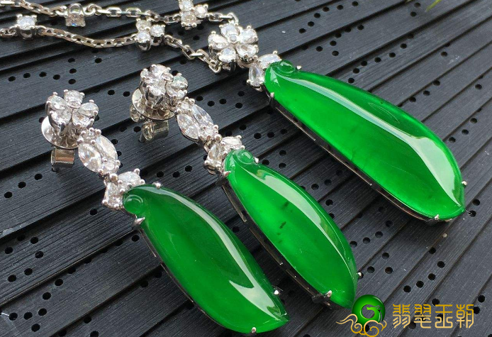 翡翠原石卡三蟒切图片翡翠是女性最好的珠宝？翡翠的确尤其合适女士配戴   第2张