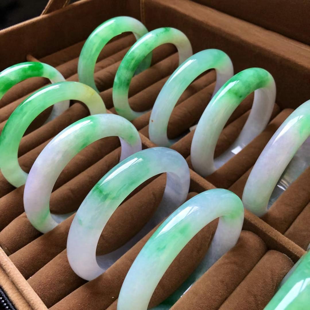 翡翠挂件好看翡翠选购指南：买翡翠镯子一般多少钱能买到合适的  第3张