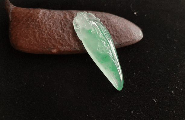 漂白填充翡翠手镯“龙到处有水”，并不是说翡翠中有龙，你知道这句术语是什么意思吗？  第4张