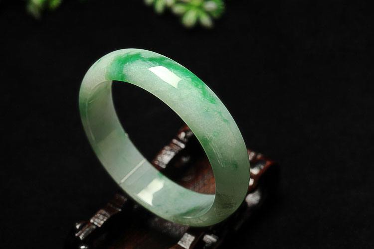 翡翠手镯二百块最温柔的白底青翡翠手镯，就该买来送给最爱的女人！   第3张