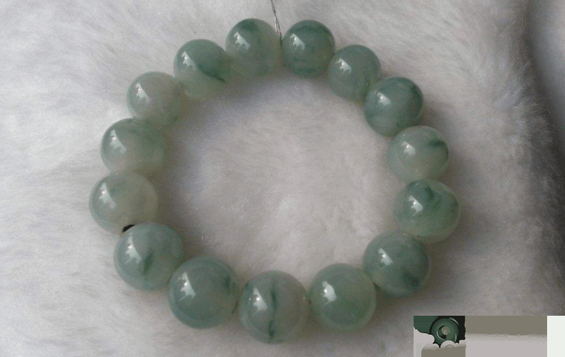 你要买一款翡翠佛珠吗？快讨论一下冰种飘花翡翠手串价格吧！   第3张