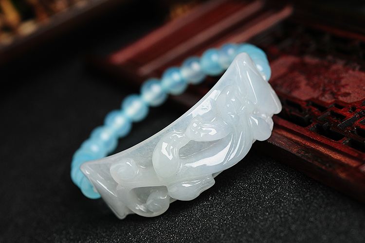 翡翠高端原石价格翡翠除了绿色还有白色！来看看白翡翠价格是多少吧！   第2张