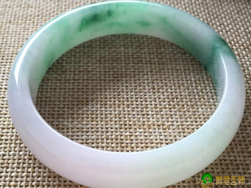 飘花翡翠的价钱贵便宜？糯种飘花翡翠小挂件有价值吗？   第2张