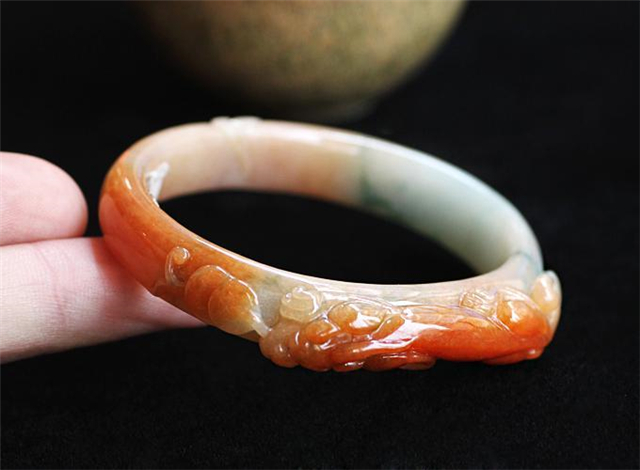翡翠种水细糯翡翠从什么时候开始流行？原来它的市场变化这么大！   第4张