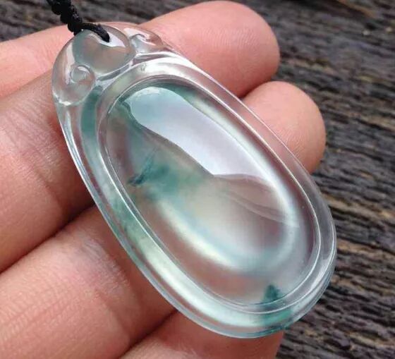 翡翠雕刻手镯图片翡翠新手不好做，这样购翠才更好  第2张