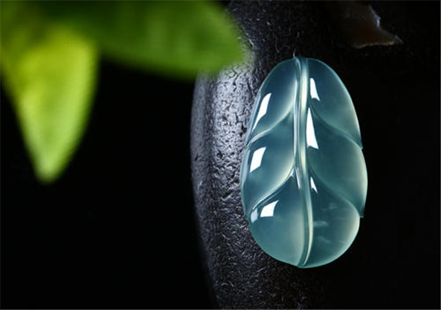 福禄寿翡翠项链购买翡翠是看种水还是颜色？我们一起来看看！   第2张