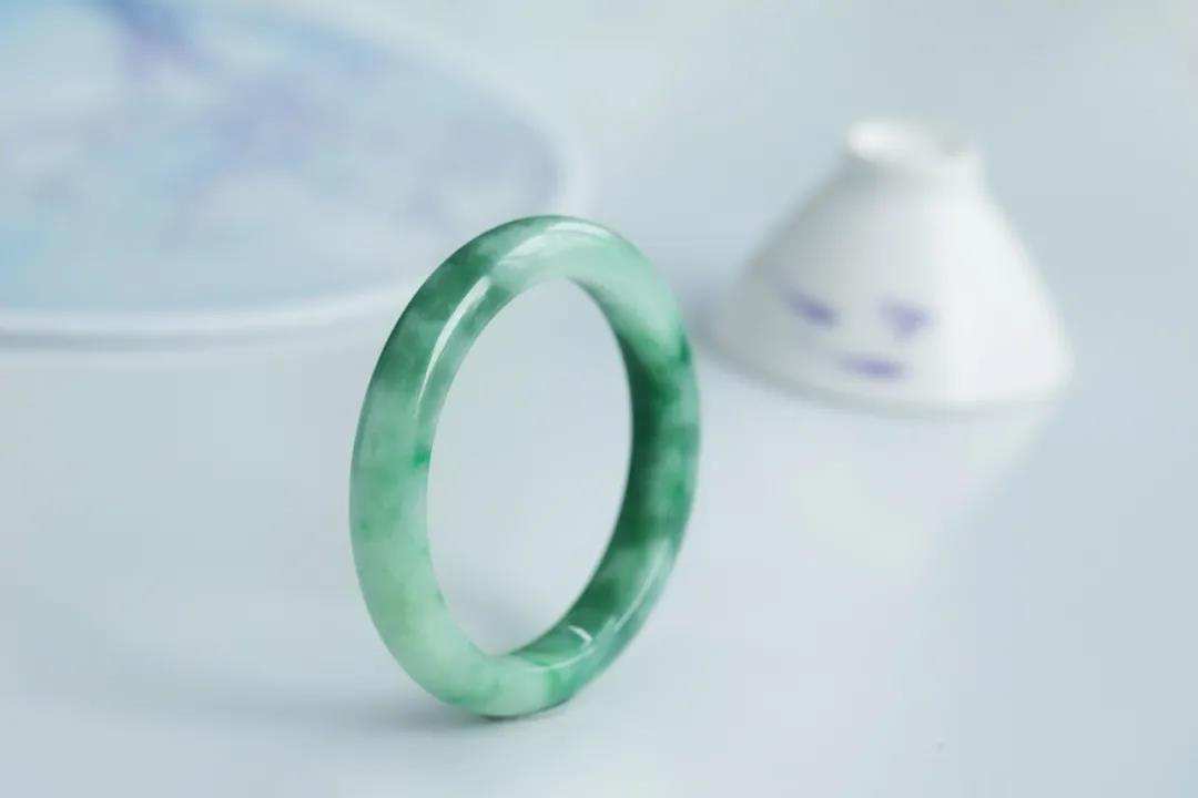 灰白色翡翠原石图片5000元左右超高性价比的翡翠手镯，不得不看  第16张