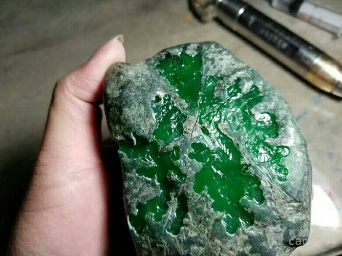 和珅带的翡翠戒指翡翠原石常见的皮壳形态，种水划分的几种等级  第6张