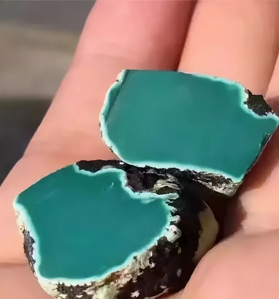 小块翡翠原石去皮如果您见过这七种绿松，算我输  第3张