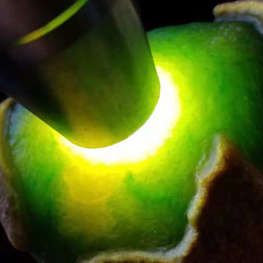 翡翠赌石之美丽的翡翠原石大马坎黄加绿  第5张