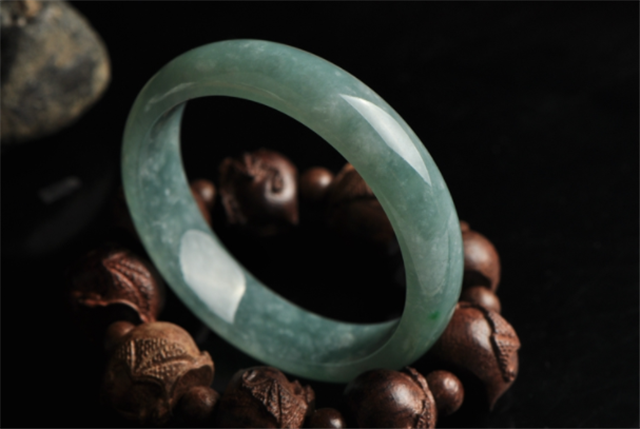 圆扣型翡翠挂件翡翠手镯怎么保养，才会越来越水润！   第3张