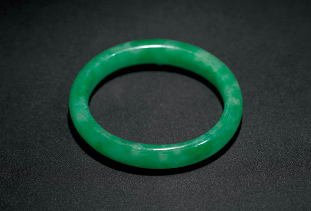 无锡收购翡翠原石贵妃镯的由来，其应该怎样保养   第3张