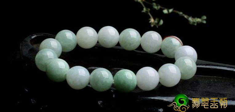 翡翠玉白菜吊坠价格翡翠怎么会有着高尚的历史时间影响力？除开文化的特点之外也有本人要素   第1张