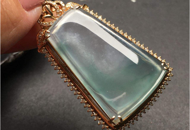 翡翠无事牌有什么寓意？适合什么人佩戴？   第2张