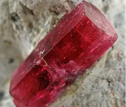 翡翠平安扣镶嵌吊坠仅次于金刚石的碧玺，它不仅有美丽的外表，硬度也堪比金刚石  第5张