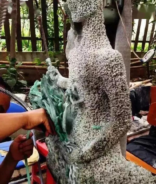 
                一块100公斤的翡翠原石雕成马蜂窝，不要大惊小怪，请看到最后！
   第8张