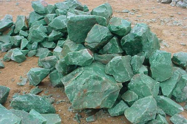 被称为翡翠姐妹石的东陵玉  第2张