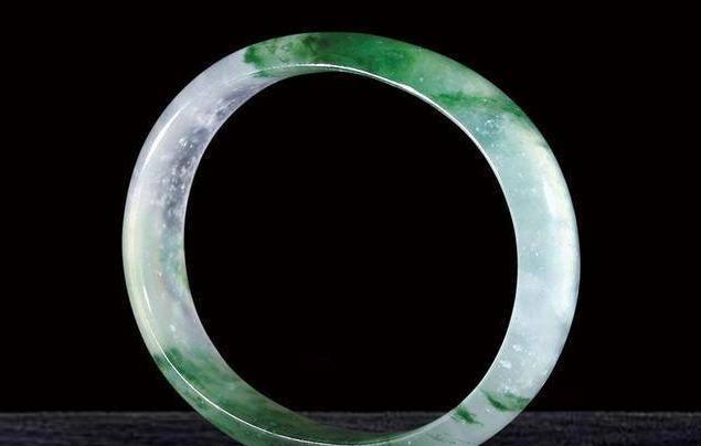 翡翠贵妃镯的由来你知道吗？我们又该如何去挑选呢？  第2张