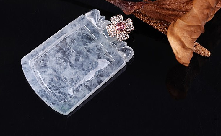 冰种红翡翠原石图片你知道翡翠是怎么来的吗？原来翡翠的背后还有这样的传说啊   第2张