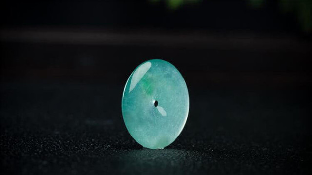 翡翠a货价格图片大全翡翠平安扣挂件值得收藏吗？认准这四点很重要！   第1张