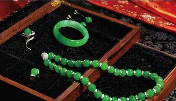 跨越三个世纪的美人，她的这只翡翠手镯如今估值过亿   第2张
